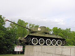 Tanque mediano soviético T-34-85 en el complejo conmemorativo "Frontier of Glory"