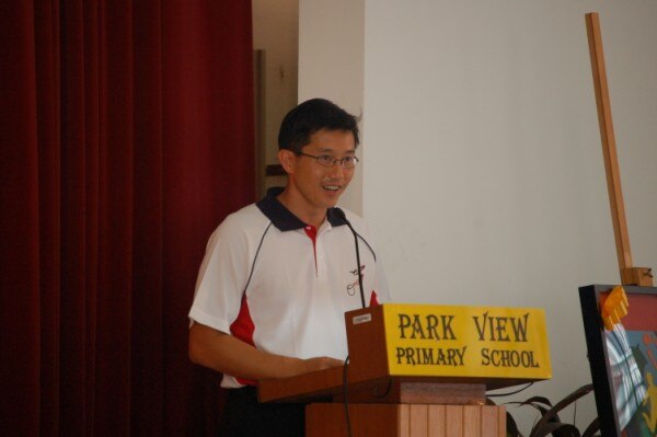 Teo giving a speech at Park View Primary School in May 2008