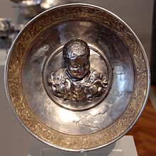 A Roman gilded silver bowl depicting the boy Hercules strangling two serpents, from the Hildesheim Treasure, 1st century AD, Altes Museum Tesoro di hildesheim, argento, I sec ac-I dc ca., piatto da parata con ercole bambino e i serpenti 01.JPG