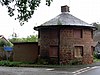 Старата къща за такси в Плат Бридж, близо до градовете Ruyton XI - geograph.org.uk - 38744.jpg