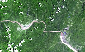 Three Gorges Dam (left), Gezhouba Dam (right) Three gorges dam from space.jpg