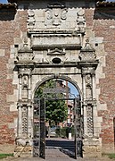Cette porte de l'ancien Capitole, dite porte de la Commutation (1575, Jean Aleman), a été remontée au Jardin des Plantes.
