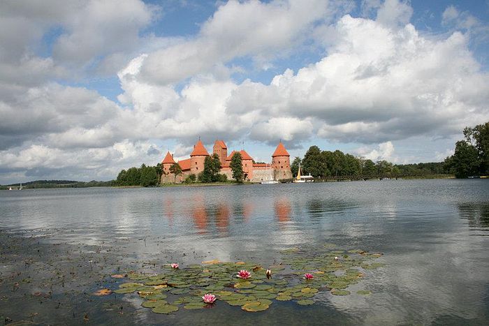 https://upload.wikimedia.org/wikipedia/commons/thumb/d/df/Trakai_castle_in_summer.jpg/700px-Trakai_castle_in_summer.jpg