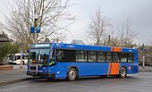 Autobuzul TriMet 3913 în noua schemă de vopsea, la Beaverton TC pe 2-16-2019.jpg