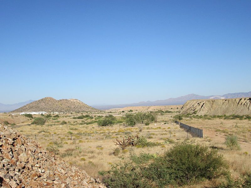 File:Twin Buttes Cemetery Arizona Facing East 2013.jpg