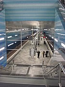 U-Bahnhof Uberseequartier Bahnsteig von Zwischenebene gesehen.jpg