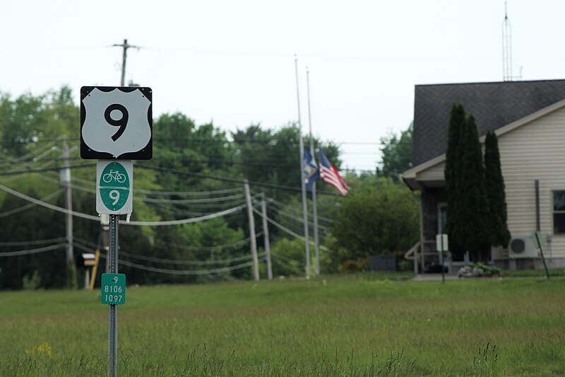 File:U.S. Route 9 highway shield, Gallatin, New York.jpg