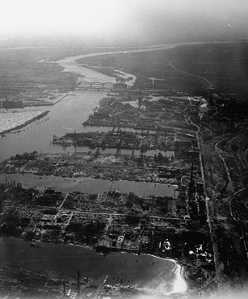 File:USAAF Harburg Seehafen 1945.jpg