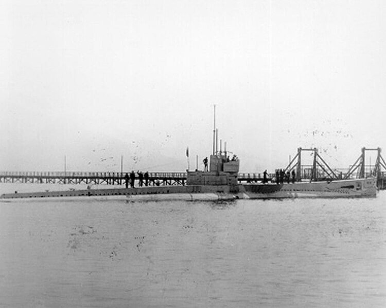 File:USS R-21 (SS-98) starboard view.jpg