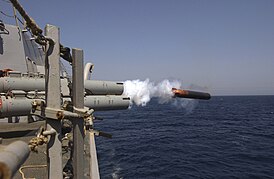 US Navy 040626-N-5319A-006 Um Torpedo de Guerra Anti-Submarino (ASW) MK-50 é lançado do destróier de mísseis guiados USS Bulkeley (DDG 84).jpg