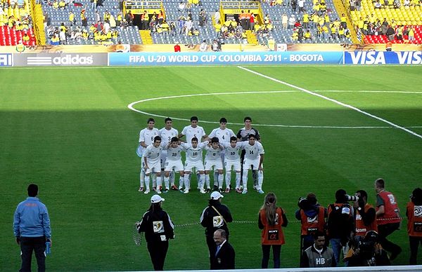 Luna (jersey number 7) lining up with teammates of Uruguay U-20 in August 2011