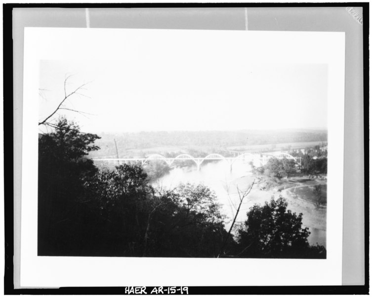 File:VIEW, LOOKING NORTH, SHOWING COMPLETED BRIDGE, WITH RAILROAD BRIDGE IN BACKGROUND - Cotter Bridge, Spanning White River at U.S. Highway 62, Cotter, Baxter County, AR HAER ARK,3-COT,1-19.tif