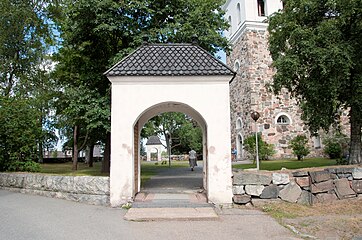 Ingång till kyrkogården.