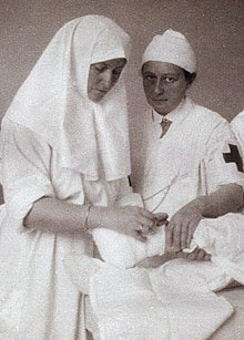 Schwarzweiss-Fotografie von zwei Frauen in Krankenhauskleidern.