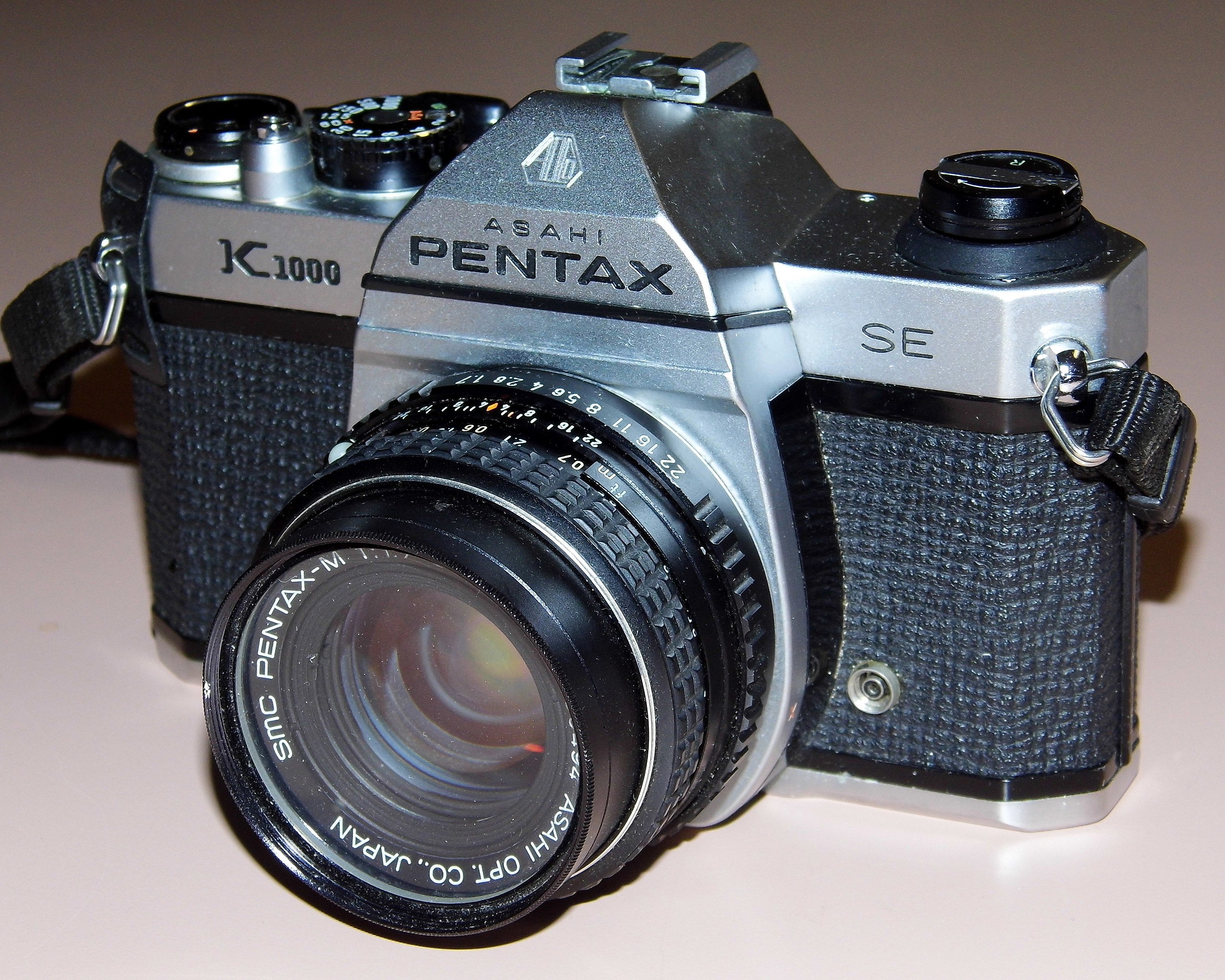 File:Vintage Asahi Pentax K1000 SE 35mm SLR Film Camera, A Popular  Long-Lived Camera, Made In Hong Kong (13517980763).jpg - Wikimedia Commons