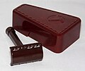 Vintage Neillite Bakelite DE Safety Razor With Bakelite Case, Made In USA (30680386136).jpg