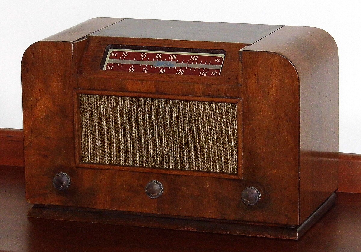 File:Vintage Trav-Ler Table Radio, Model 5008, AM Band, 6 Vacuum