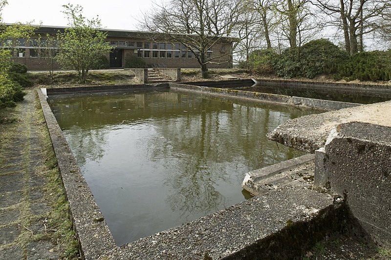 File:Voorzijde van Gebouw C met op de voorgrond de koelvijver - Radio Kootwijk - 20410218 - RCE.jpg