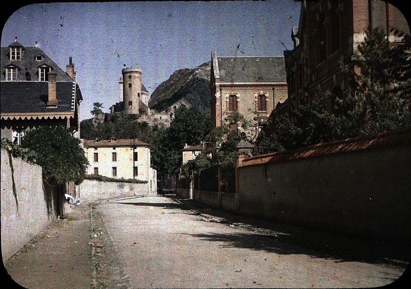 File:Vue sur le château de la rue du Lycée, Foix (2867664158).jpg