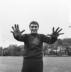 WK 74 trening Uruguay i Duitsburg, keeper Mazurkievic laat zijn handen zien, varenummer 927-2464.jpg