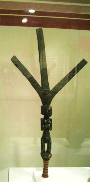 File:WLA brooklynmuseum Zela Luba Bow Stand Nsakakabemba 3.jpg