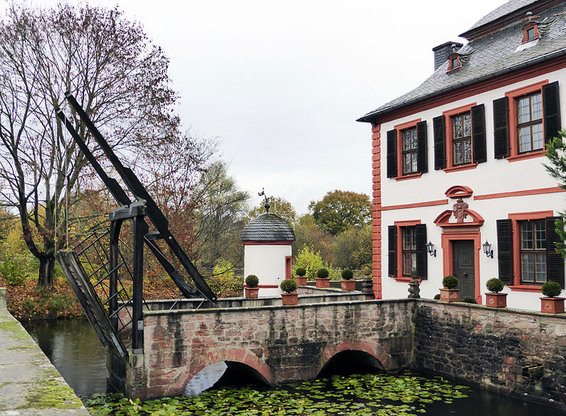 File:Wasserburg Seligenstadt (Zugbrücke) (2).jpg