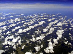 航空機から見たこのような積雲列が地上から放射状に見える