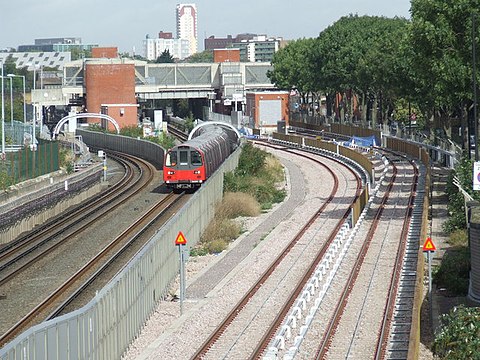 Het station uit het zuiden, links Jubilee, rechts DLR.