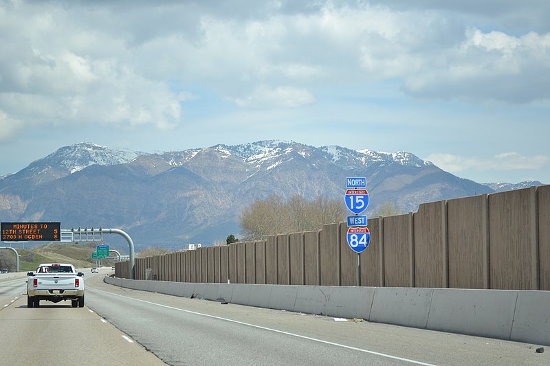 File:Westbound I-84 approaching 31st St.jpg