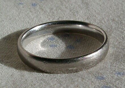 Rhodium-plated white gold wedding ring