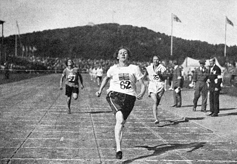 Internationella kvinnospelen 1926: vinnare av 1000 meter löpning Edith Trickey. På andra plats: Inga Gentzel (nr 35).