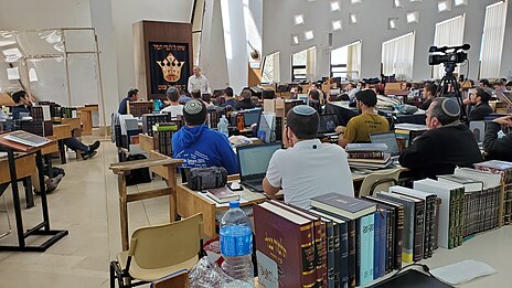 A Shiur being given by the Rosh Yeshiva at Yeshivat Har Etzion