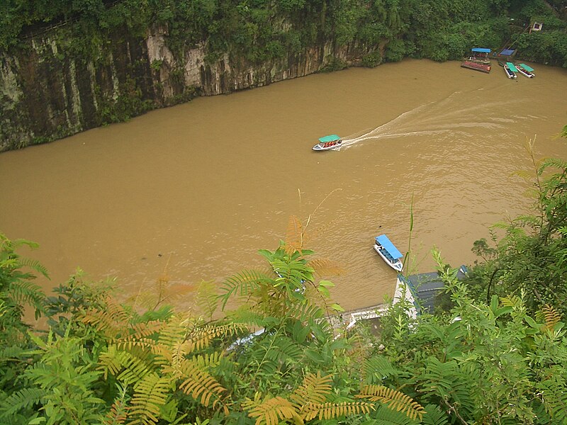 File:Yichang-Xiakou-Scenic-area-tourist-boats-4833.jpg