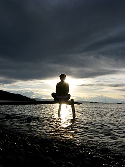 Jogo kaj meditado sur Lago Titikako Bolivia.jpg