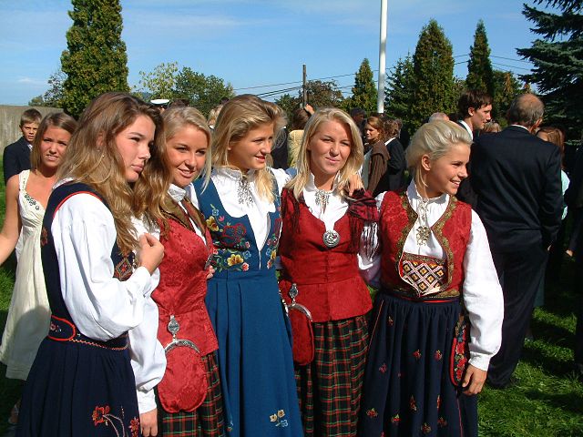 Foto de Pessoas Andando Na Tradicional Aldeia Na Noruega Ao Pôr Do