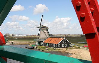 View from a bridge Zaanse Schans molen De Zoeker gezien vanaf De Kat.jpg