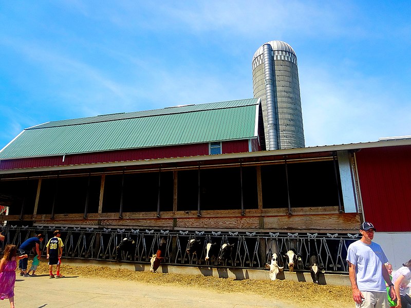 File:Zander's Original Dairy Barn - panoramio.jpg