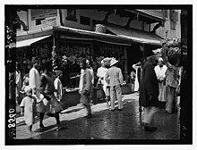 A Zanzibar marketplace, around 1910. A British colonist can be seen in the middle, wearing a linen suit and a Pith helmet. Zanzibar 1900 to 1920.jpg