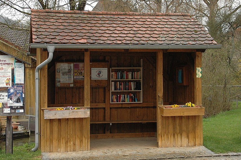 File:Öffentlicher Bücherschrank Mühlbach.jpg