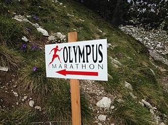 Panneau indiquant la direction du parcours de l'Olympus Marathon