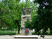 Братська могила радянських воїнів 1944 р. р., рекон. у 2008 р. (до комплексу входе пам'ятник та поховання).jpg