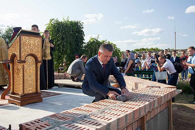 Vadim Krasnoselsky laying the foundation for a chapel in honor of the Romanov Holy Royal Martyrs.
