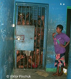 В полицейском участке, г. Лаэ (Папуа-Новая Гвинея)
