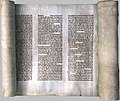 Aspecto de la Torá una vez ya abierta y lista para ser leída. Este ejemplar del siglo XVIII, pertenece a la Biblioteca Nacional de Bielorrusia.