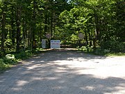 湯の沢ゲート（左、北斗市湯ノ沢）と桧木橋ゲート（右、厚沢部町字富里）。左右ゲート間は梅漬峠を経由して通年通行止めとなっている。