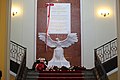 Rzeźba Orła Białego pod tablicą upamiętniającą ofiary katastrofy smoleńskiej w Kancelarii Premiera