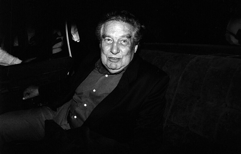 File:031824-001 LLEGADA DEL ESCRITOR OCTAVIO PAZ, PREMIO NOBEL DE LITERATURA AL AEROPUERTO OCTUBRE 19 1990 (38896554991).jpg