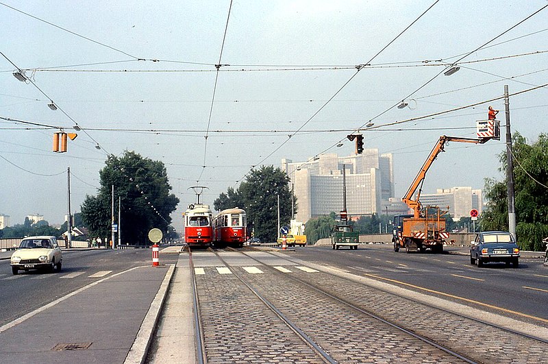 File:055R30260679 Haltestelle Erzherzog Karl Strasse - Wagramerstrasse, Blick stadteinwärts, Linie 25,.jpg