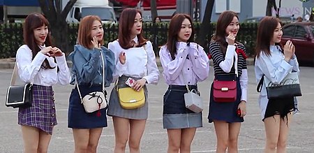 Fail:180330 에이프릴 뮤직뱅크 출근길.jpg