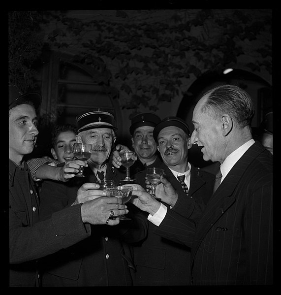 File:1953. Remise de l'épée d'académicien au duc de Levis-Mirepoix à Mirepoix (1953) - 53Fi4952.jpg